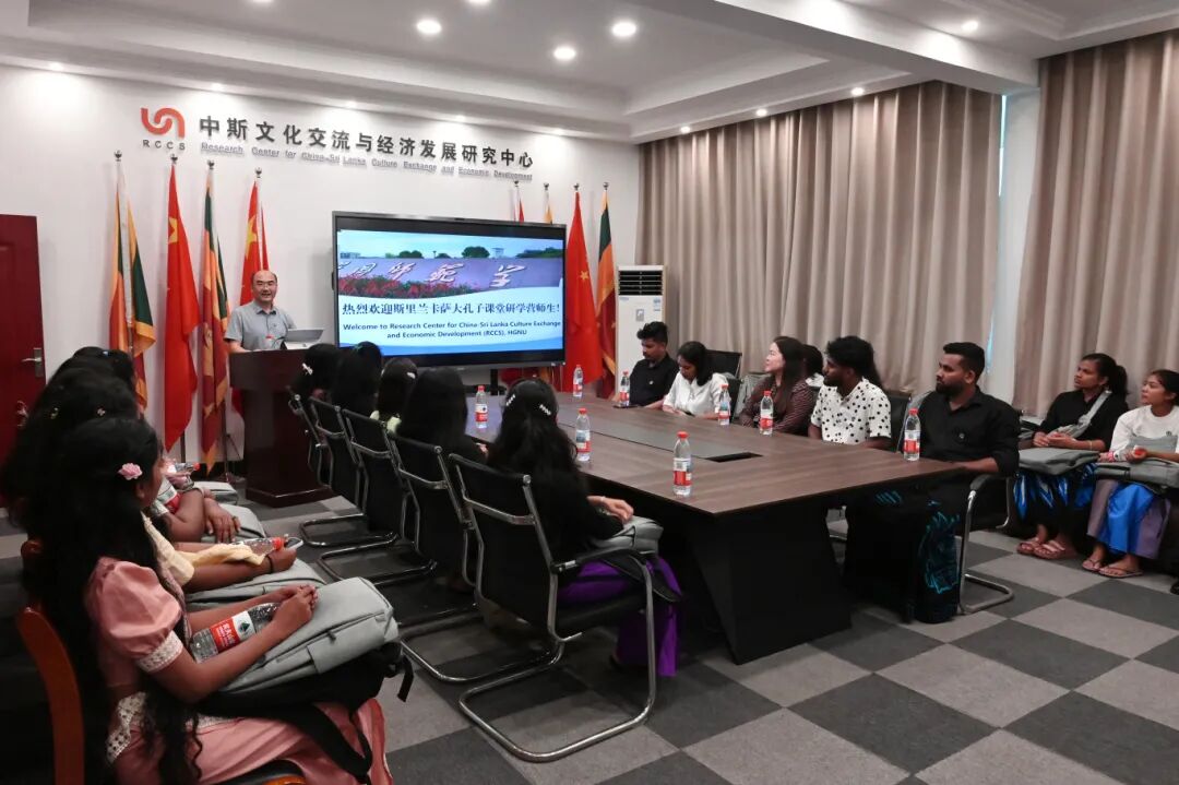 在中斯研究中心交流座谈.jpg