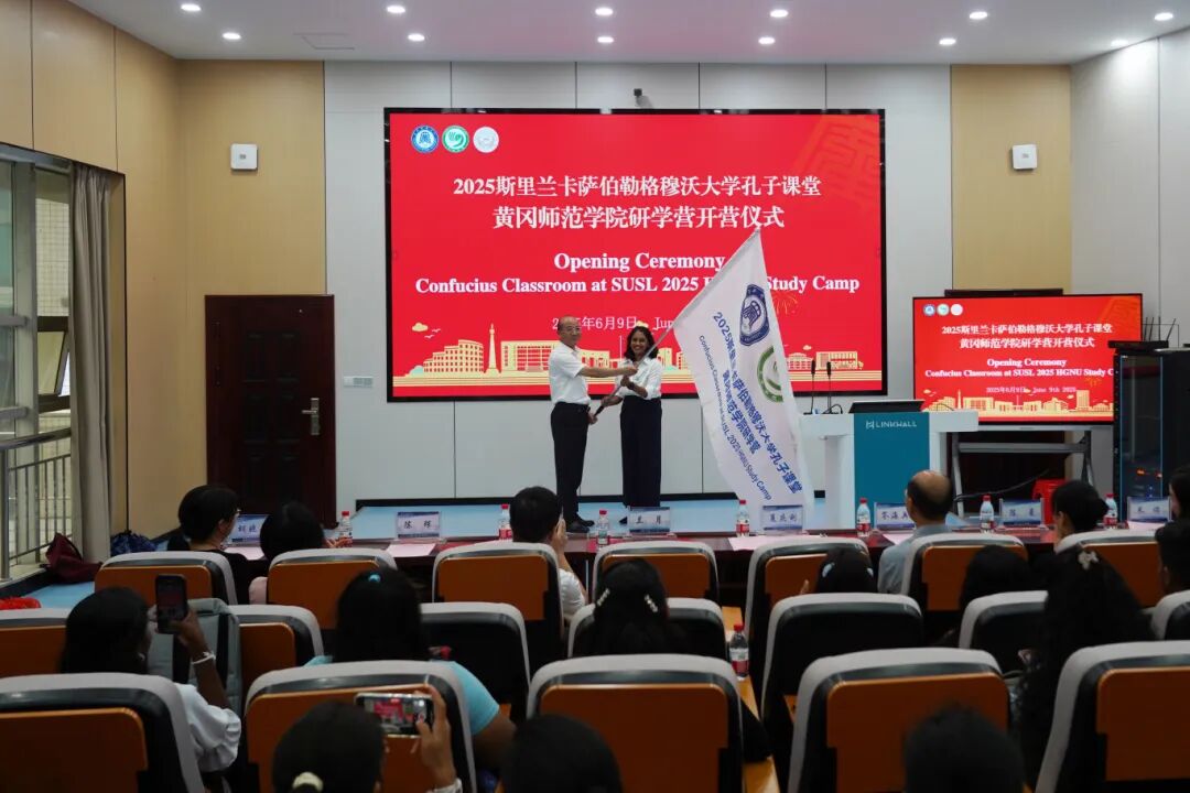 开营仪式授旗.jpg